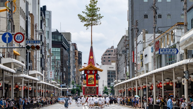 圖為日本京都祇園祭“花車巡游”活動(dòng)。
