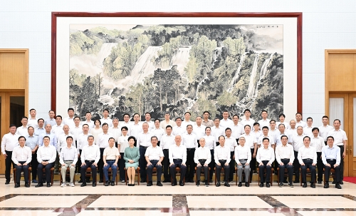8月3日，受習(xí)近平總書記委托，中共中央政治局常委、中央書記處書記蔡奇在北戴河看望暑期休假專家，代表黨中央、國務(wù)院向全國各條戰(zhàn)線、各個領(lǐng)域的廣大專家人才致以誠摯問候。