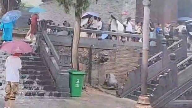 游客圖入內避雨遭拒，少林寺解釋因文物場所。