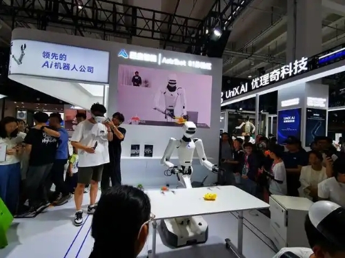 星塵智能攜Astribot S1現(xiàn)場(chǎng)推出了三大沉浸式體驗(yàn)和展示區(qū)，吸引眾多觀眾。