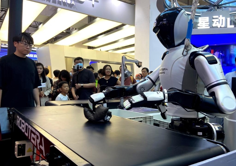 圖為2025世界機(jī)器人大會(huì)上的一款機(jī)器人正在展示物品分揀能力。新華社記者魏夢(mèng)佳攝
