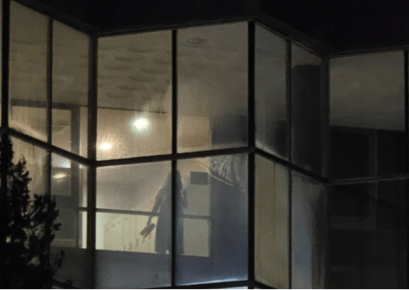 A先生還要求酒店配合，求證事件，果然當(dāng)他的妻子在桑拿房站著時(shí)，由于桑拿房里空無一人，從草坪上就能清楚地看到她。