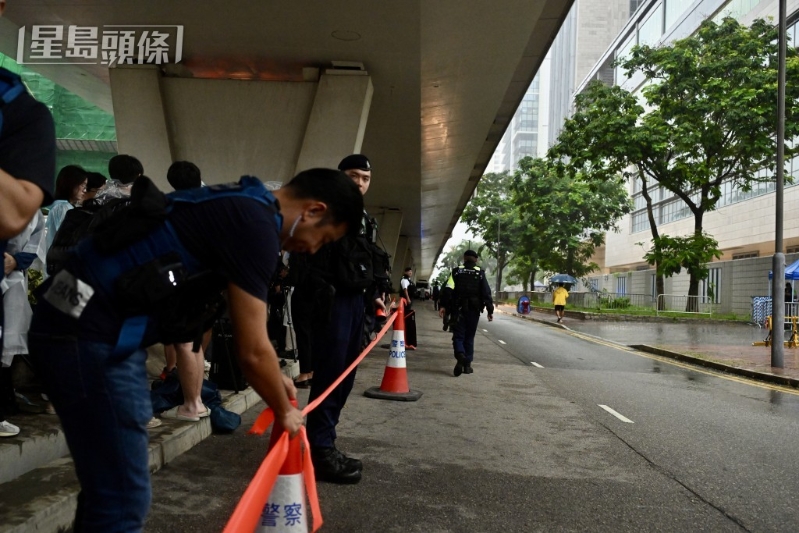 警方在現(xiàn)場維持秩序。