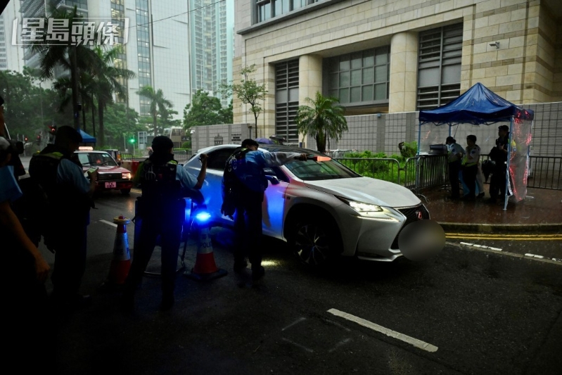 警方今早七時至7時39分時照常檢查駛?cè)氲能囕v。