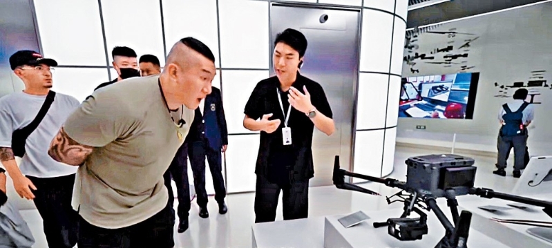 “館長”陳之漢到訪深圳大疆公司，體驗無人機(jī)。