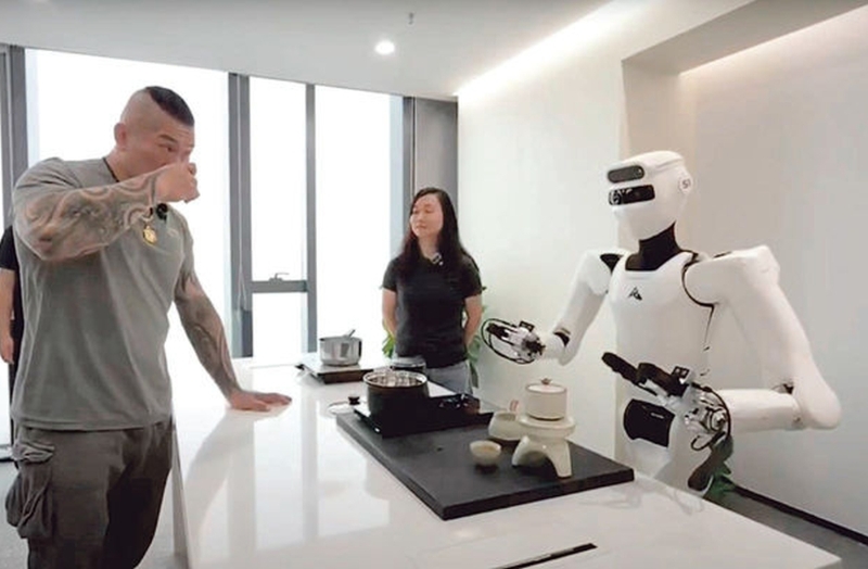 “館長”陳之漢在深圳體驗星塵智能機(jī)械人。