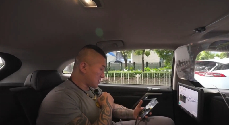 館長體驗搭乘“小馬智行”無人自動駕駛計程車，期間他不斷稱“很害怕、小心”。