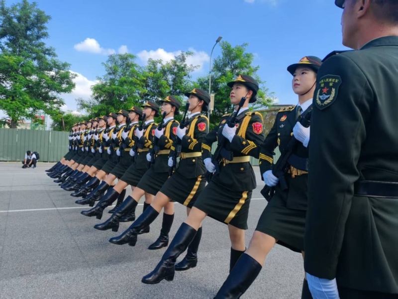 教官要求受閱官兵的每個動作和表情都要做到無可挑剔。