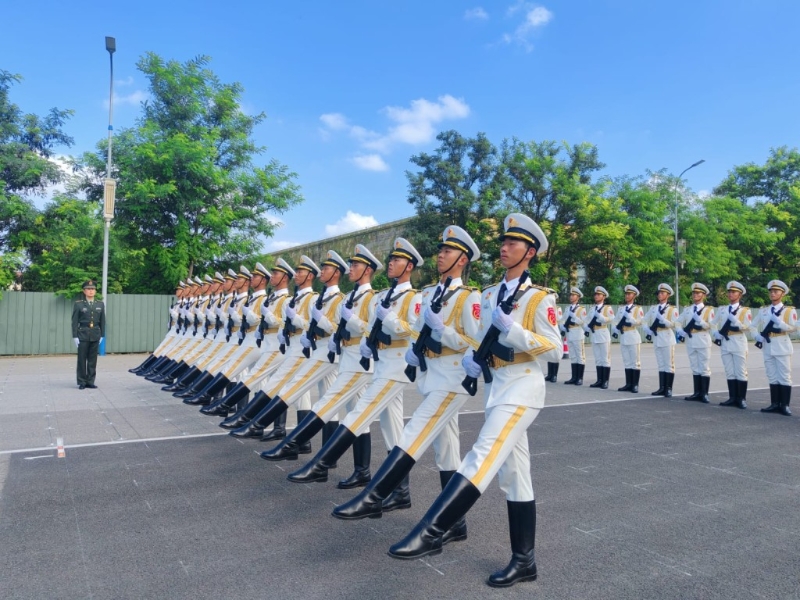 三軍儀仗隊官兵在30攝氏度的高溫下，演示訓(xùn)練情況。