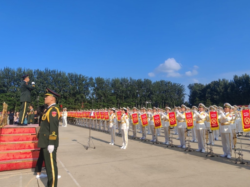 三軍儀仗隊、維和部隊、民兵部隊及聯(lián)合軍樂團(tuán)的官兵在高溫下演示訓(xùn)練情況