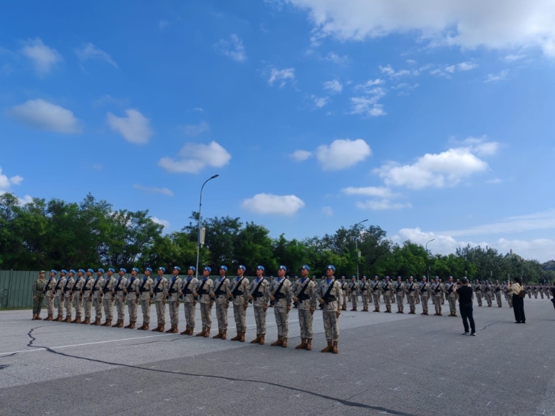 三軍儀仗隊、維和部隊、民兵部隊及聯(lián)合軍樂團(tuán)的官兵在高溫下演示訓(xùn)練情況。
