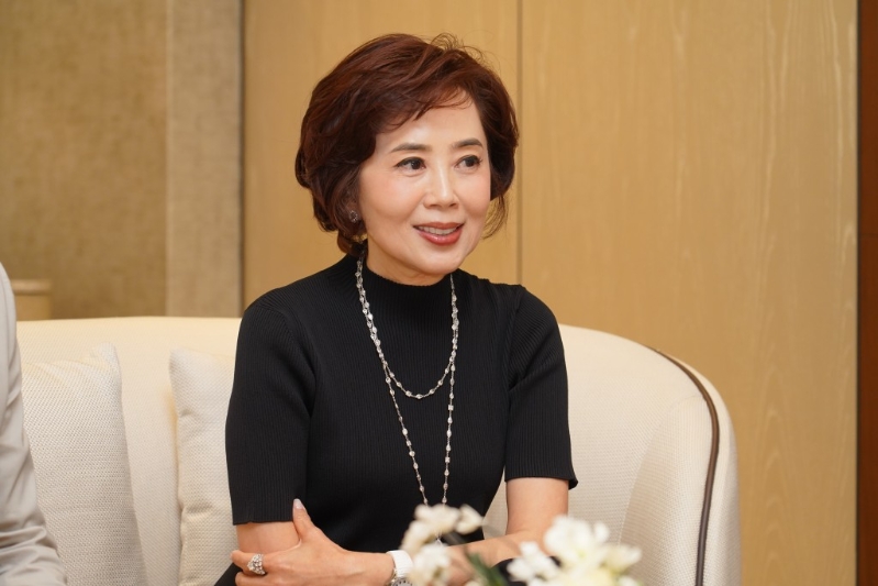 集團(tuán)主席楊諾思表示，隨著深圳戶籍居民一簽多行個(gè)人游計(jì)劃恢復(fù)后，人流持續(xù)回升，加上港府推行旅游業(yè)藍(lán)圖，有信心整體零售市場(chǎng)將重拾增長(zhǎng)動(dòng)力
