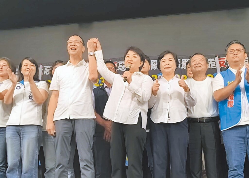 國民黨主席朱立倫（左三）點名要臺中市長盧秀燕（右四）接棒，圖為17日造勢活動，盧拉起朱的手，稱贊朱這幾年表現(xiàn)有目共睹。