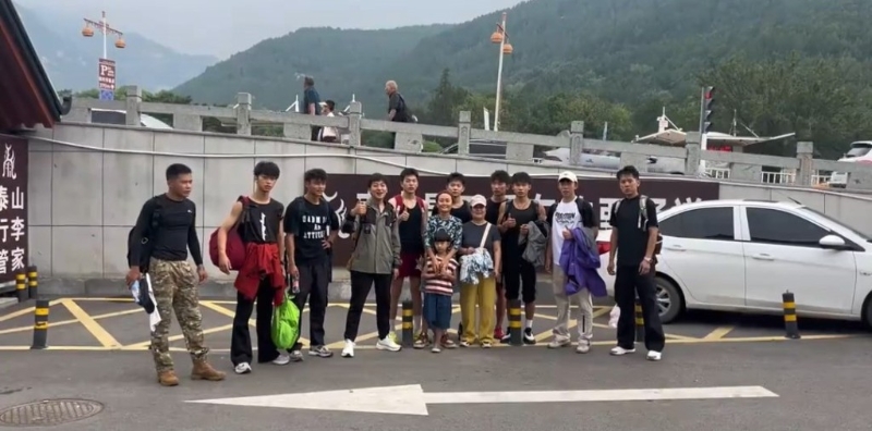 有陪爬員是在校大學(xué)生，假期兼職泰山陪爬。