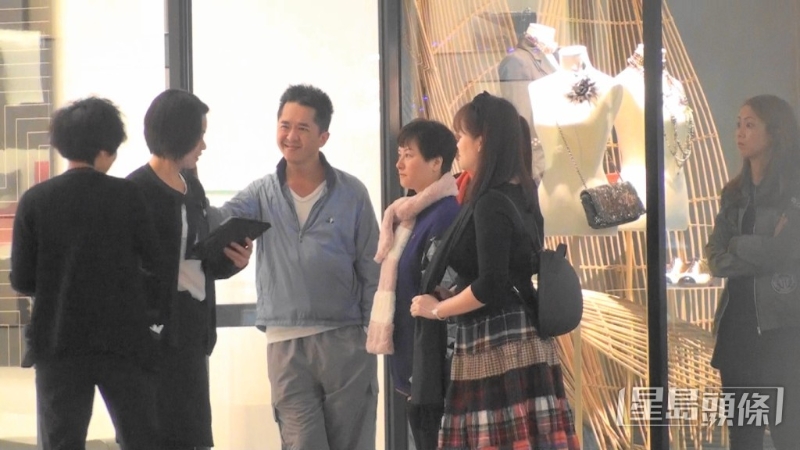鄧兆尊2017年被拍到帶二奶Cherry車厘子（右二）、三奶骨妹（右三）和四奶（年約40歲中女，后戴橙圍巾被遮掩者）到銅鑼灣時代廣場逛名店。