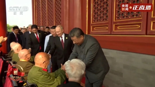 習(xí)近平與天安門(mén)城樓觀(guān)禮席的抗戰(zhàn)老兵親切握手。