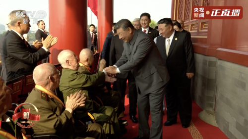 習(xí)近平與天安門(mén)城樓觀(guān)禮席的抗戰(zhàn)老兵親切握手
