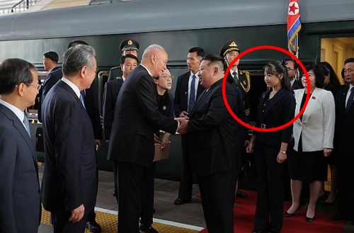 金正恩攜女兒金主愛（紅圈）訪華。