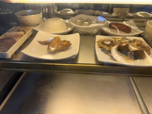柯文哲今天在看守所享用的最后一餐也曝光，他中午吃沙茶牛肉，搭配炸飛魚卵香腸、鹵里肌大排，還有魚丸湯，可以說是色香味俱全。