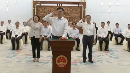 陳瑞峰（前）和雷建斌（右）分別宣誓就職國家民委主任及香港基本法副主任。