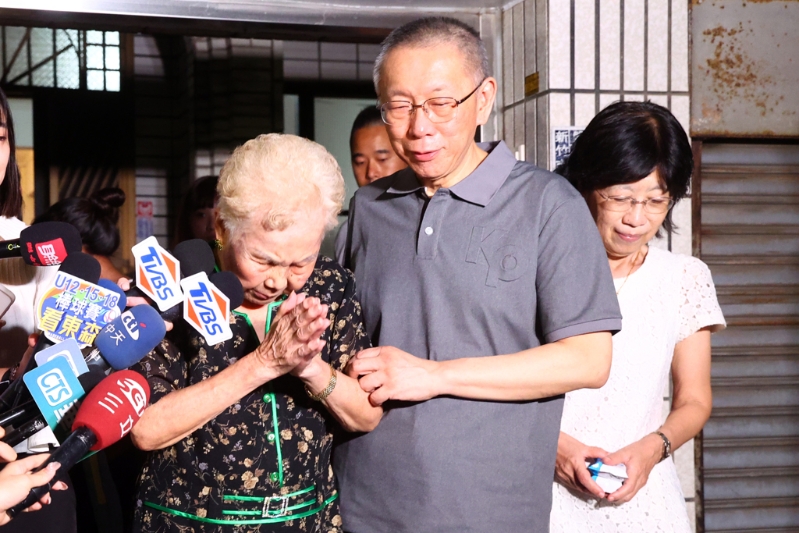 柯文哲（中），左為柯文哲媽何瑞英，右為柯文哲妻子陳佩琪。