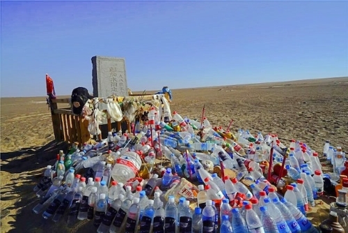 彭加木失蹤地紀(jì)念碑前的紀(jì)念。