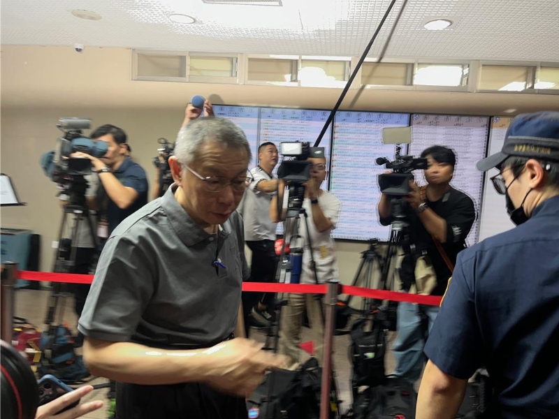 柯文哲早上8點(diǎn)50分已到法院，隨后帶往候?qū)徥遥?0點(diǎn)法官開庭時(shí)提訊。