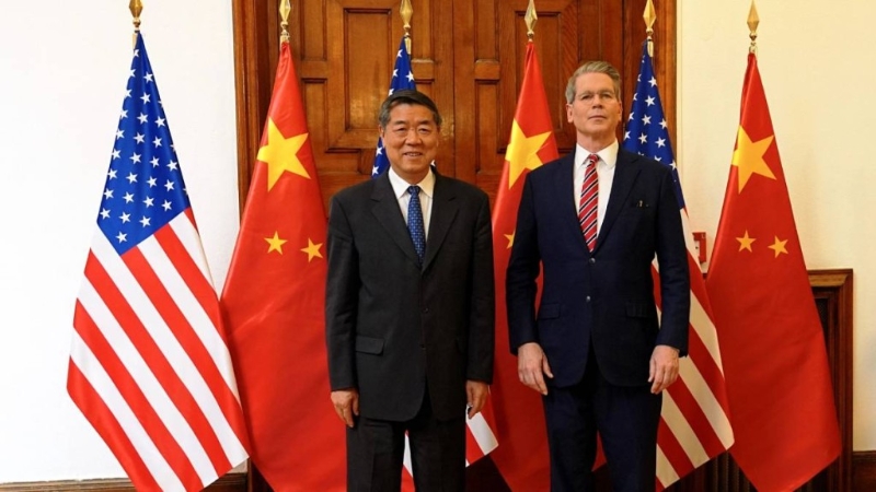 會談前，何立峰與貝森特合影。