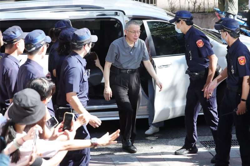 柯文哲在支持者加油聲中抵達北院。