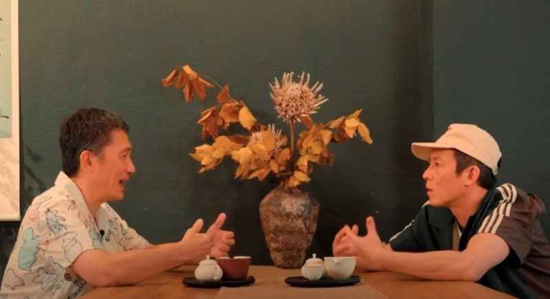 梁朝偉以最真實(shí)狀態(tài)、有不少白頭發(fā)的狀態(tài)下，接受陳冠希訪問。