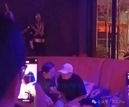 馬云與邵曉鋒現(xiàn)身總部酒吧。 （網(wǎng)上圖片）