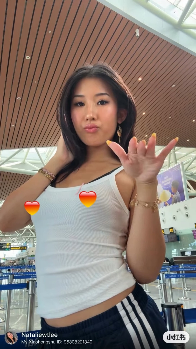 李婉華大女Natalie打扮火辣。