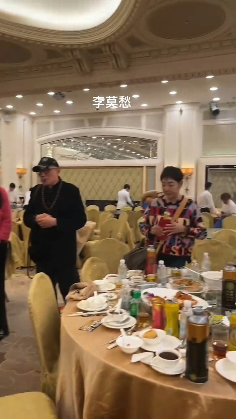 散席時(shí)雪梨背起容量甚大的手袋，神情有點(diǎn)呆滯，并走近其中一張枱，拿起枱上一瓶酒。