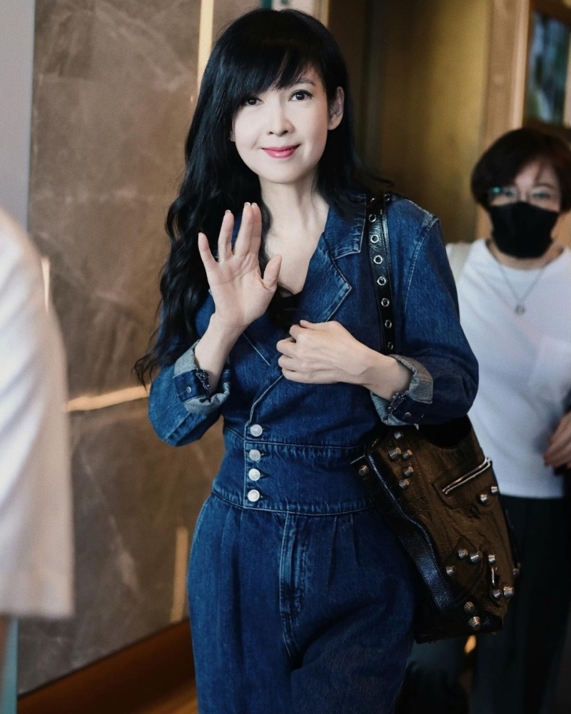 57歲的周慧敏保養(yǎng)得宜，依然好靚。