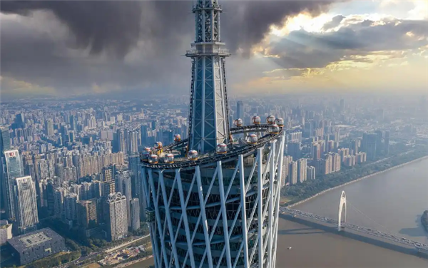 臺風“樺加沙”來襲 廣州塔1200噸“定塔神器”出現(xiàn)明顯擺動