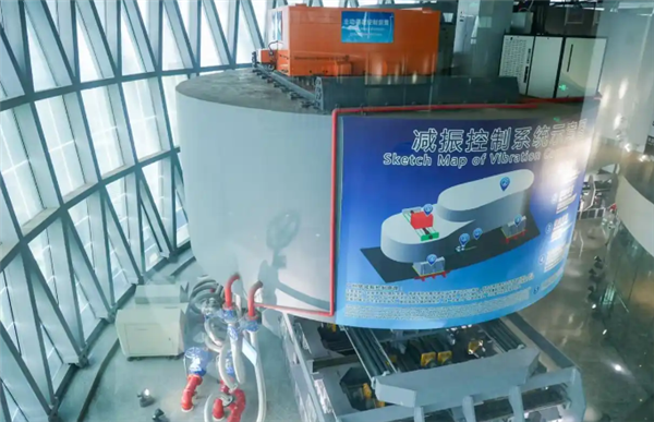 臺風“樺加沙”來襲 廣州塔1200噸“定塔神器”出現(xiàn)明顯擺動