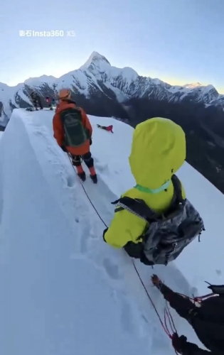 四川康定那瑪峰一人滑墜落崖死亡。