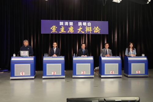 “說清楚、講明白，黨主席大辯論”27日在中天電視臺舉行，國民黨主席候選人張亞中（左起）、羅智強(qiáng)、蔡志弘、郝龍斌、鄭麗文出席。
