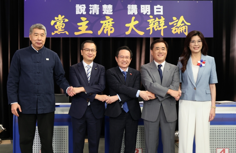 “說(shuō)清楚、講明白，黨主席大辯論”27日在中天電視臺(tái)舉行，國(guó)民黨主席候選人張亞中（左起）、羅智強(qiáng)、蔡志弘、郝龍斌、鄭麗文出席并交互握手合影表達(dá)團(tuán)結(jié)。