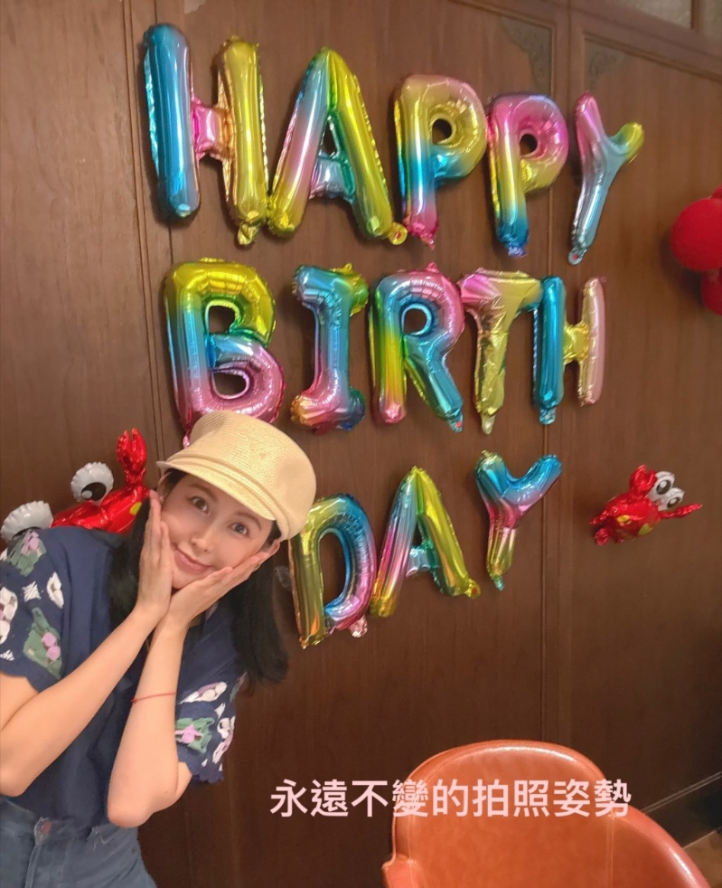 愷樂在生日氣球前擺出招牌姿勢，自嘲臉圓但依舊少女感十足。