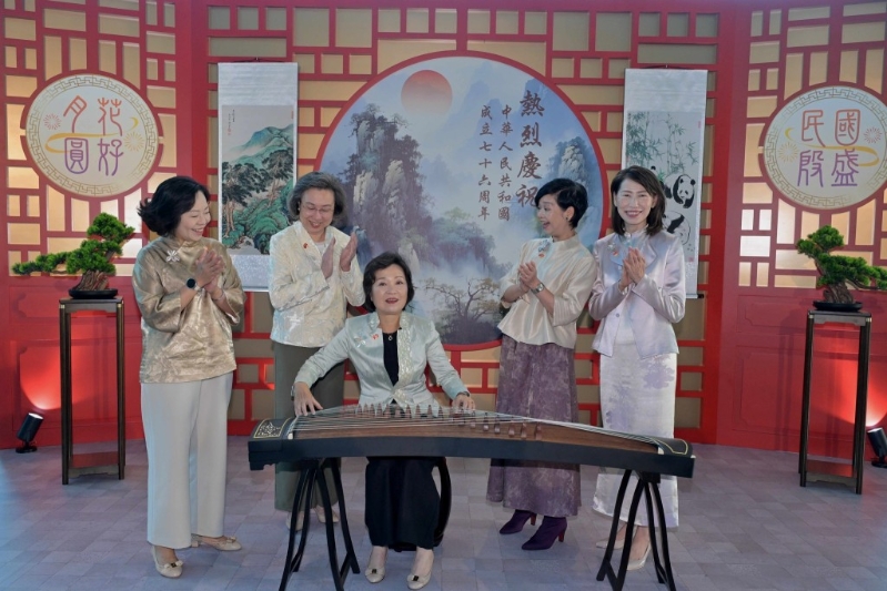 蔡若蓮即場教授眾人彈古箏。