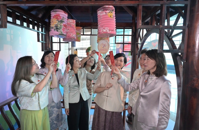 特首夫人伙女高官再組“華服女團”賀國慶