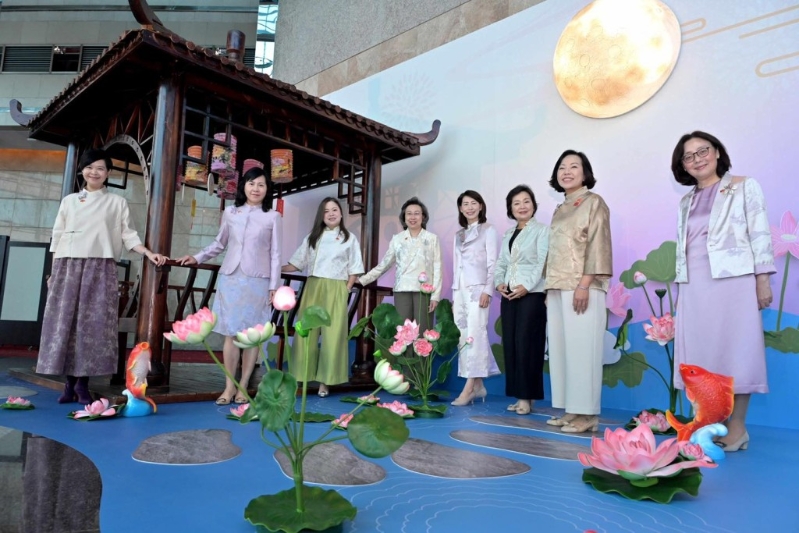 多位女官員，包括陳美寳及麥美娟，均一同穿上由香港知專設(shè)計學(xué)院學(xué)生設(shè)計的華服。