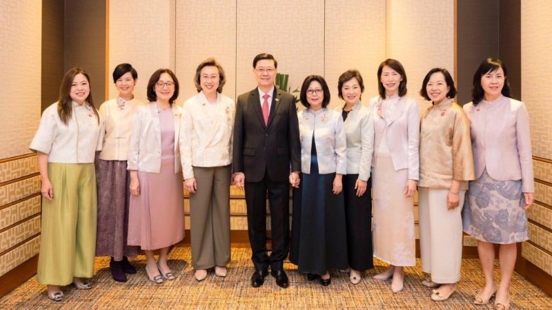特首夫人伙女高官再組“華服女團”賀國慶，清雅端莊展傳統(tǒng)美藝
