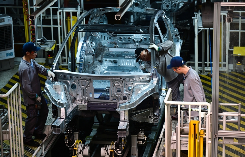 安徽合肥市新橋智能電動(dòng)汽車產(chǎn)業(yè)園蔚來第二工廠打造電動(dòng)車的畫面。