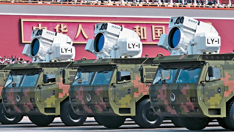 艦載防空武器方隊“LY-1”（燎原-1）在九三閱兵式上受檢。