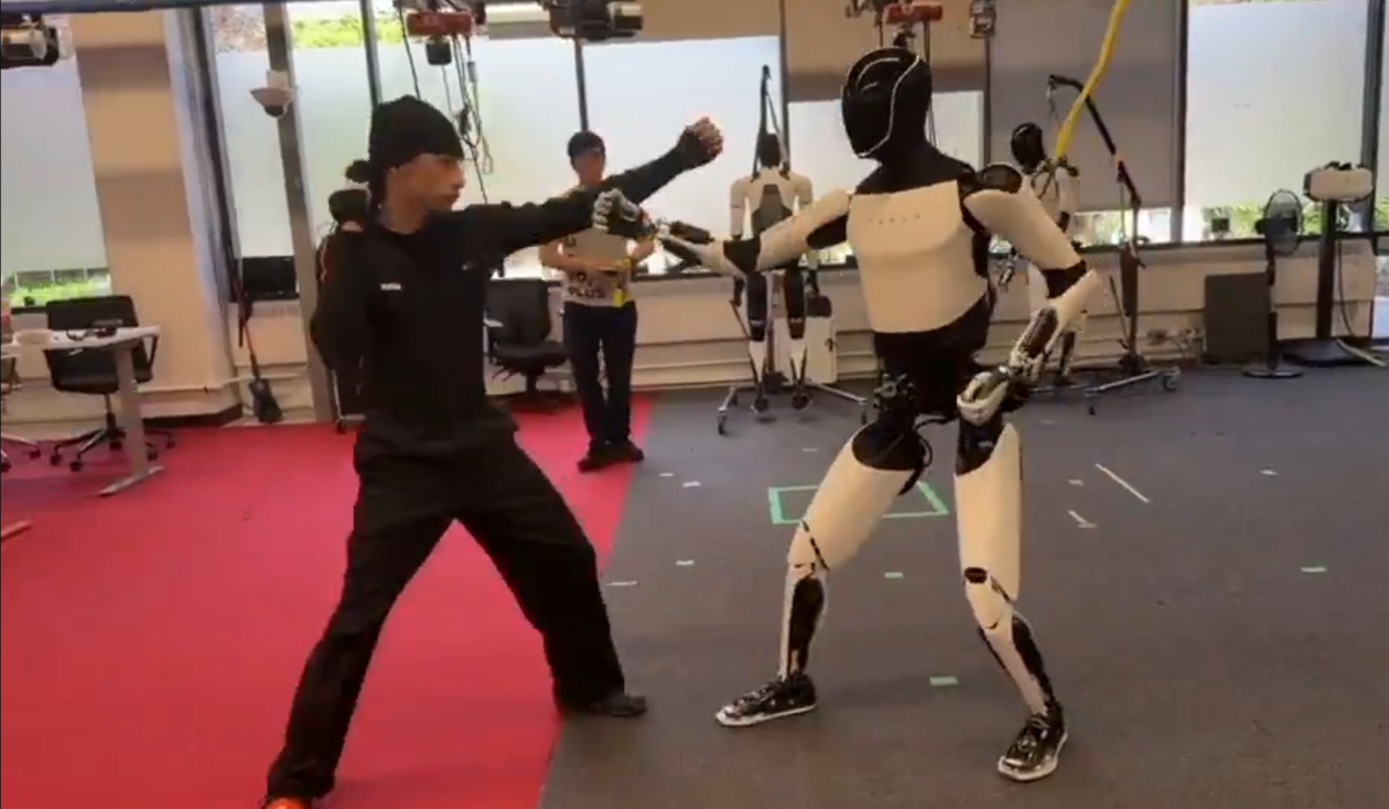 馬斯克4日在社交平臺X上發(fā)布了一段人形機(jī)器人“擎天柱”學(xué)習(xí)功夫的視頻 馬斯克4日在社交平臺X上發(fā)布了一段人形機(jī)器人“擎天柱”學(xué)習(xí)功夫的視頻