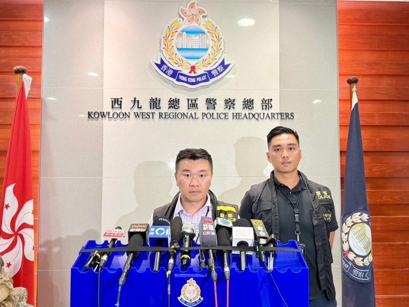 西九龍總區(qū)刑事總部（行動）警司賈錦琳（中）及重案組第4B隊高級督察吳彥（右）交代案情。