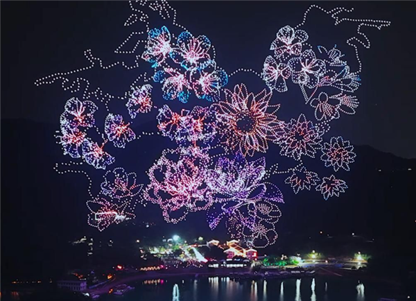 中國科技公司展示新型無人機(jī)貨柜收發(fā)集群技術(shù):一鍵快速放飛和回收數(shù)千架無人機(jī)