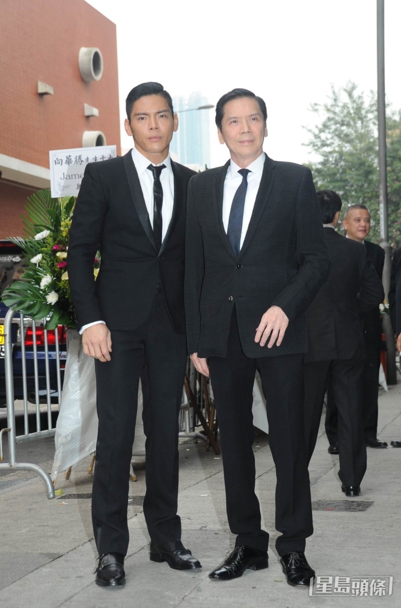 向華強(qiáng)（右）與兒子向佐2014年現(xiàn)身弟弟向華勝的追悼會。